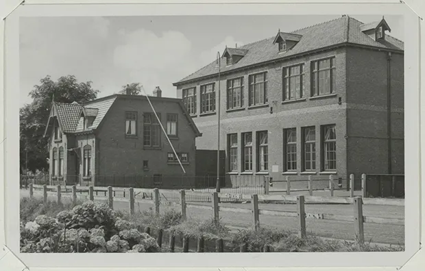 Hotel Chariot - School